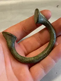 Sjældent
originalt “Manilla bracelet money, slavearmbånd” (Betalingsmiddel) type “Okpoho” år 1801-1948 

Sjældent set til salg i Danmark