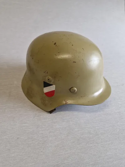 Original tysk ww2 hjelm - maling og decal Postwar