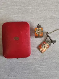 Georg Jensen kongemærker m. æske (2)