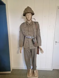 Tysk DDR uniform m. replica riffel og dukke, skal hentes i Vordingborg