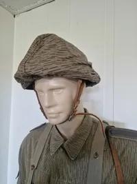 Tysk DDR uniform m. replica riffel og dukke, skal hentes i Vordingborg