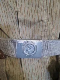 Tysk DDR uniform m. replica riffel og dukke, skal hentes i Vordingborg
