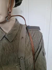Tysk DDR uniform m. replica riffel og dukke, skal hentes i Vordingborg