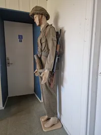 Tysk DDR uniform m. replica riffel og dukke, skal hentes i Vordingborg
