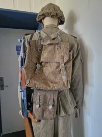 Tysk DDR uniform m. replica riffel og dukke, skal hentes i Vordingborg