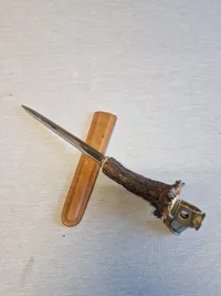 Veludført brevåbner med greb af gevir. Cigarklipper er påsat i enden