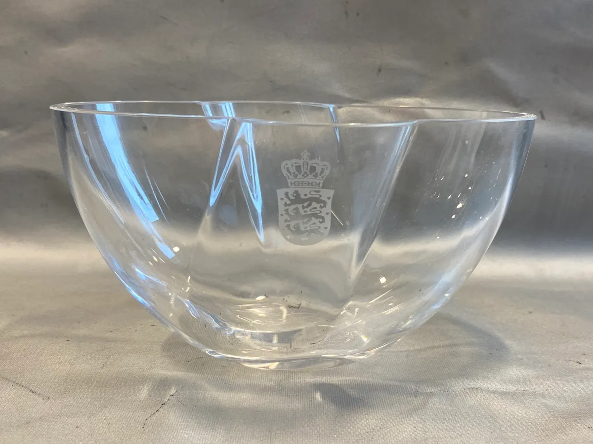 Anja Kjær glasskål med statens logo