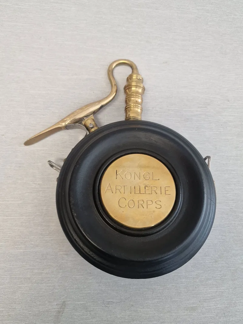 Dansk 1770 Fængkrudtflaske  fra det kongelige artilleri korps - nyere officers gave