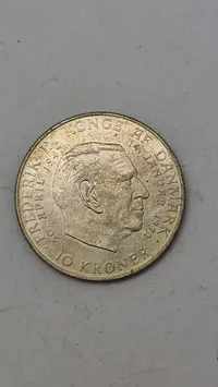 dansk 10-kroners erindringsmønt fra 1972 i sølv
, udgivet i anledning af tronskiftet fra Kong Frederik IX til Dronning Margrethe II