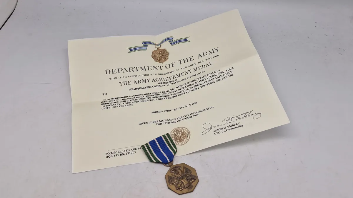 Amerikansk Army Achievement Medal med papir. Original