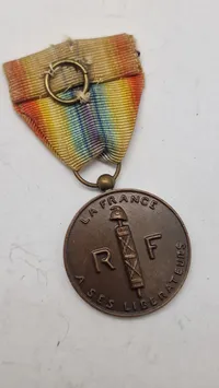 Fransk medalje for befrielsen af Frankrig, specifikt 1944-medaljen, der markerer afslutningen på den tyske besættelse under Anden Verdenskrig. Original