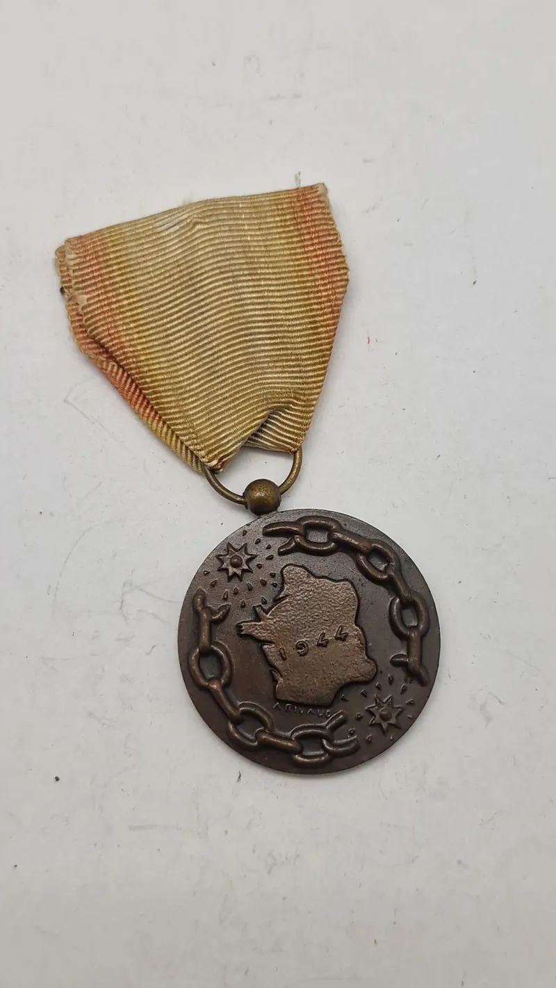 Fransk medalje for befrielsen af Frankrig, specifikt 1944-medaljen, der markerer afslutningen på den tyske besættelse under Anden Verdenskrig. Original