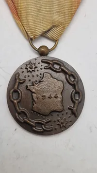 Fransk medalje for befrielsen af Frankrig, specifikt 1944-medaljen, der markerer afslutningen på den tyske besættelse under Anden Verdenskrig. Original