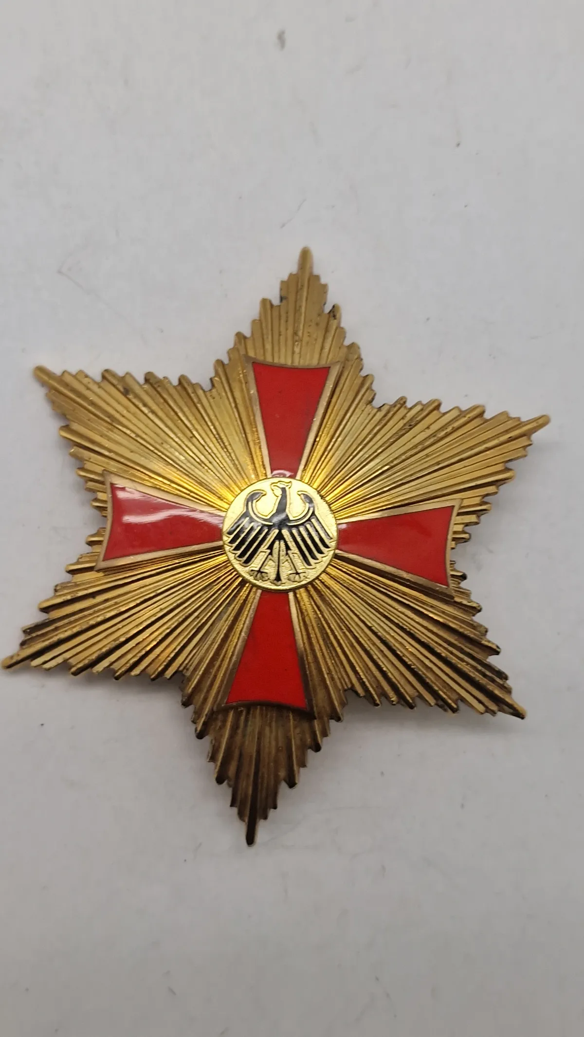 bryststjerne fra den tyske fortjenstorden, specifikt Bundesverdienstkreuz (Forbundsrepublikken Tysklands Fortjenstorden) 800 sølv lavet hos Steinhauer & Luck. Original
