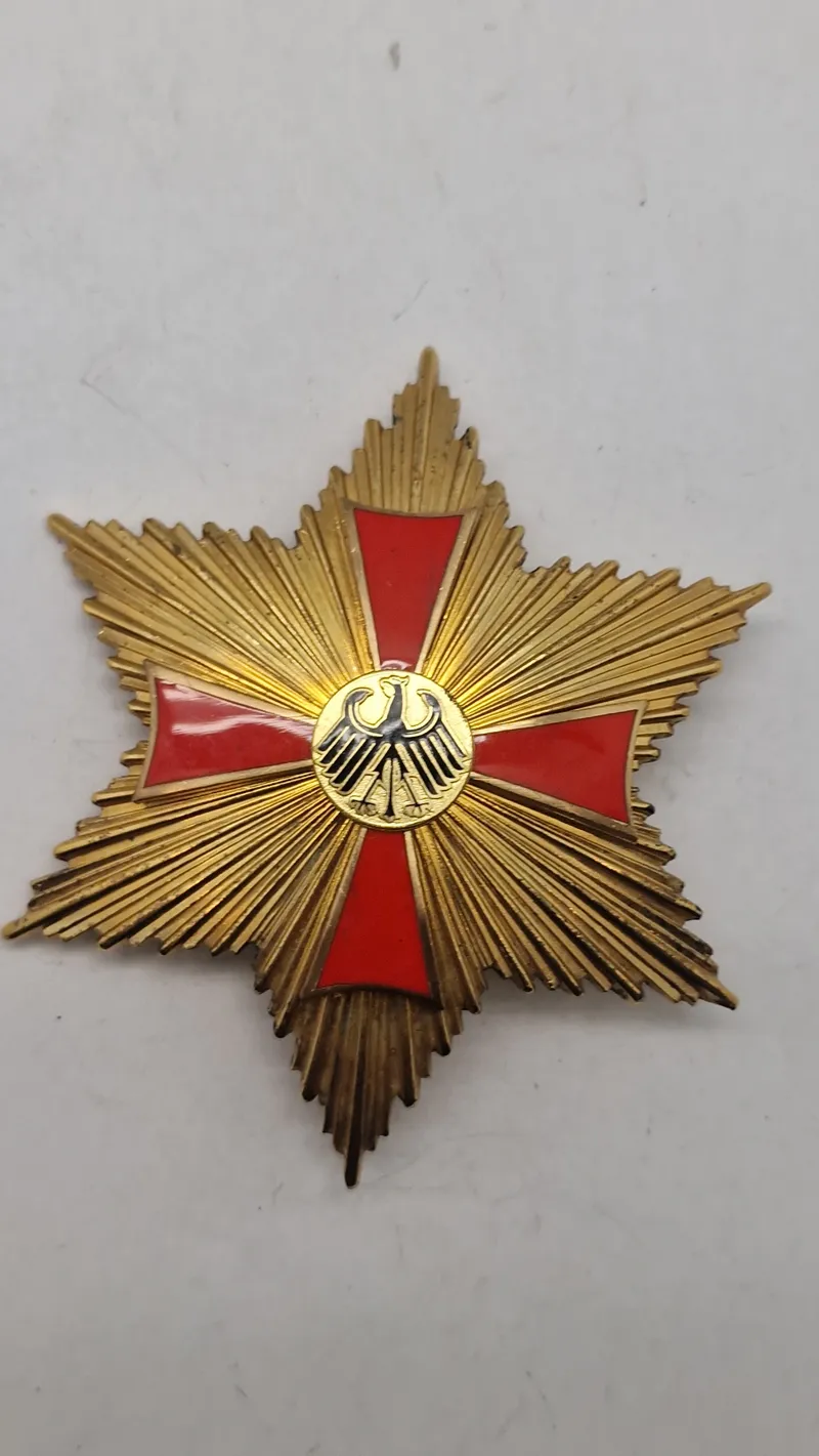 bryststjerne fra den tyske fortjenstorden, specifikt Bundesverdienstkreuz (Forbundsrepublikken Tysklands Fortjenstorden) 800 sølv lavet hos Steinhauer & Luck. Original