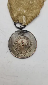 Græsk medalje med teksten National Stiftelse" (EONIKON IDPYMA). Original