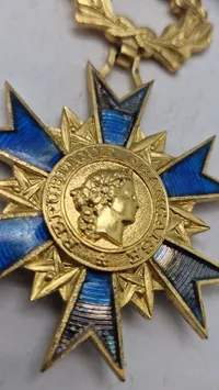 Fransk orden kaldet "Ordre national du Mérite" (Den Nationale Fortjenstorden). Orignal