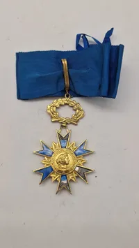 Fransk orden kaldet "Ordre national du Mérite" (Den Nationale Fortjenstorden). Orignal