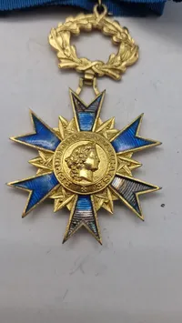 Fransk orden kaldet "Ordre national du Mérite" (Den Nationale Fortjenstorden). Orignal