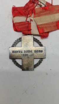Røde Kors Mindetegn for Krigshjælpearbejde 1939-1945. Original