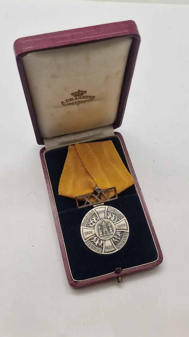 Dansk Hæderstegn for god tjeneste i brandvæsnet (Fire Department Long Service Medal), som blev indstiftet den 29. juli 1903. Original