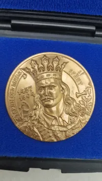 Rumænsk mønt med æske. Original