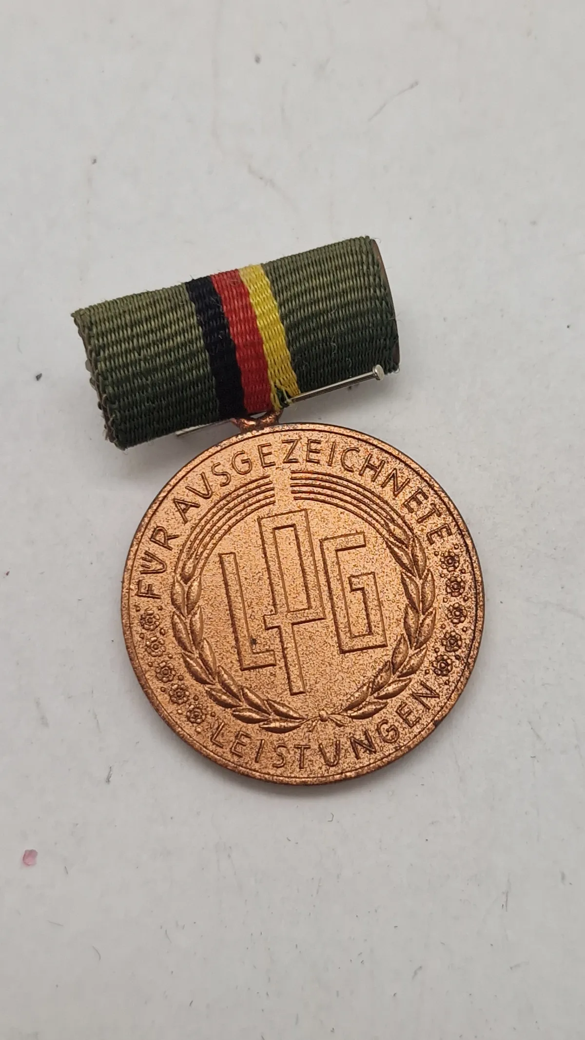 DDR-medalje fra Østtyskland, der blev givet for fremragende resultater i landbrugskooperativer (LPG - Landwirtschaftliche Produktionsgenossenschaft). Original