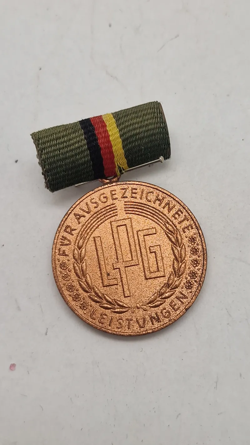 DDR-medalje fra Østtyskland, der blev givet for fremragende resultater i landbrugskooperativer (LPG - Landwirtschaftliche Produktionsgenossenschaft). Original