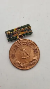 DDR-medalje fra Østtyskland, der blev givet for fremragende resultater i landbrugskooperativer (LPG - Landwirtschaftliche Produktionsgenossenschaft). Original