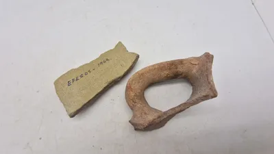 Sjældne effekter fundet ved arkæologisk udgravning ved Efesos i 1962 som er en gammel græsk by i det nuværende Tyrkiet
