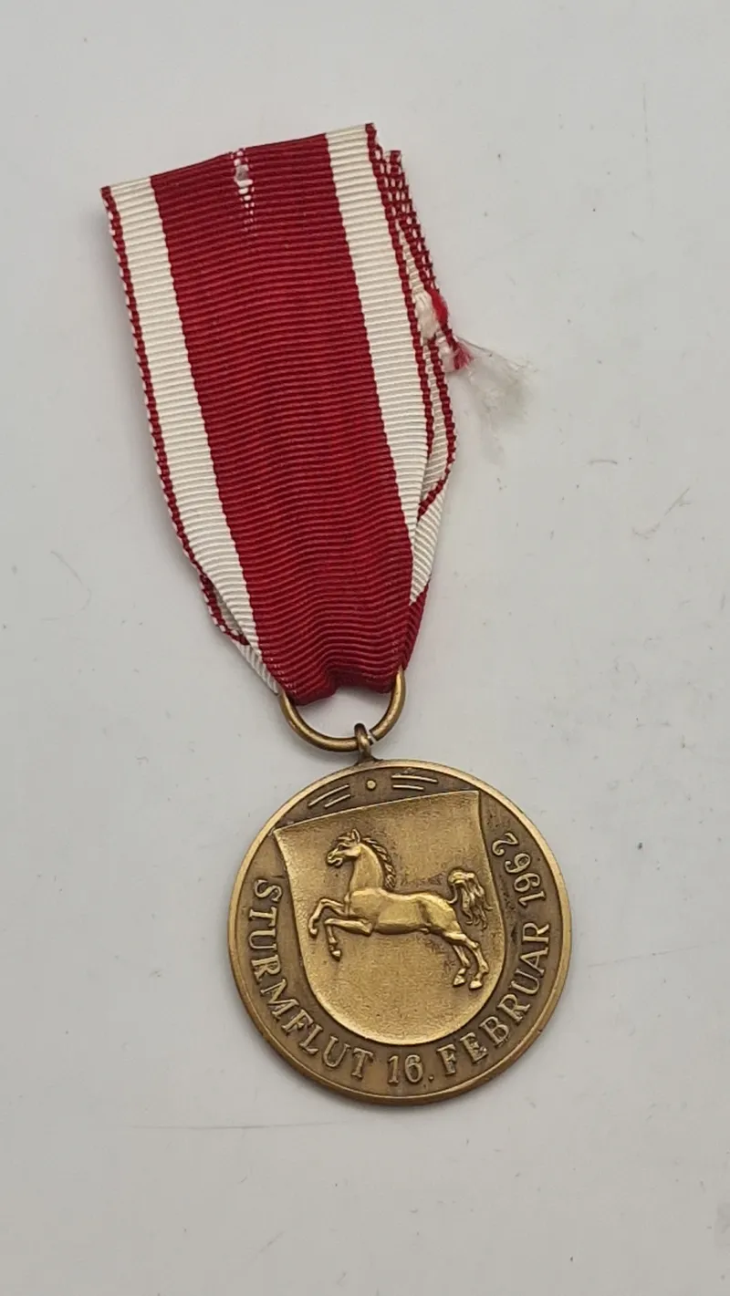 Tysk erindringsmedalje fra 1962, kendt som Sturmflutmedaille (Stormflodsmedaljen) fra Niedersachsen.   Original