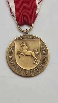 Tysk erindringsmedalje fra 1962, kendt som Sturmflutmedaille (Stormflodsmedaljen) fra Niedersachsen.   Original