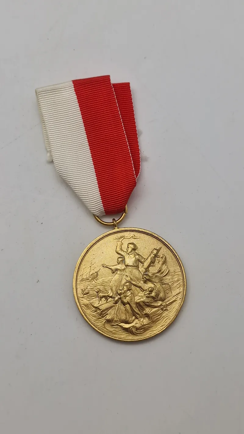 MEDAILLE FÜR RETTUNG AUS SEENOT AM BANDE DER DEUTSCHEN GESELLSCHAFT ZUR RETTUNG SCHIFFBRÜCHIGER. Original