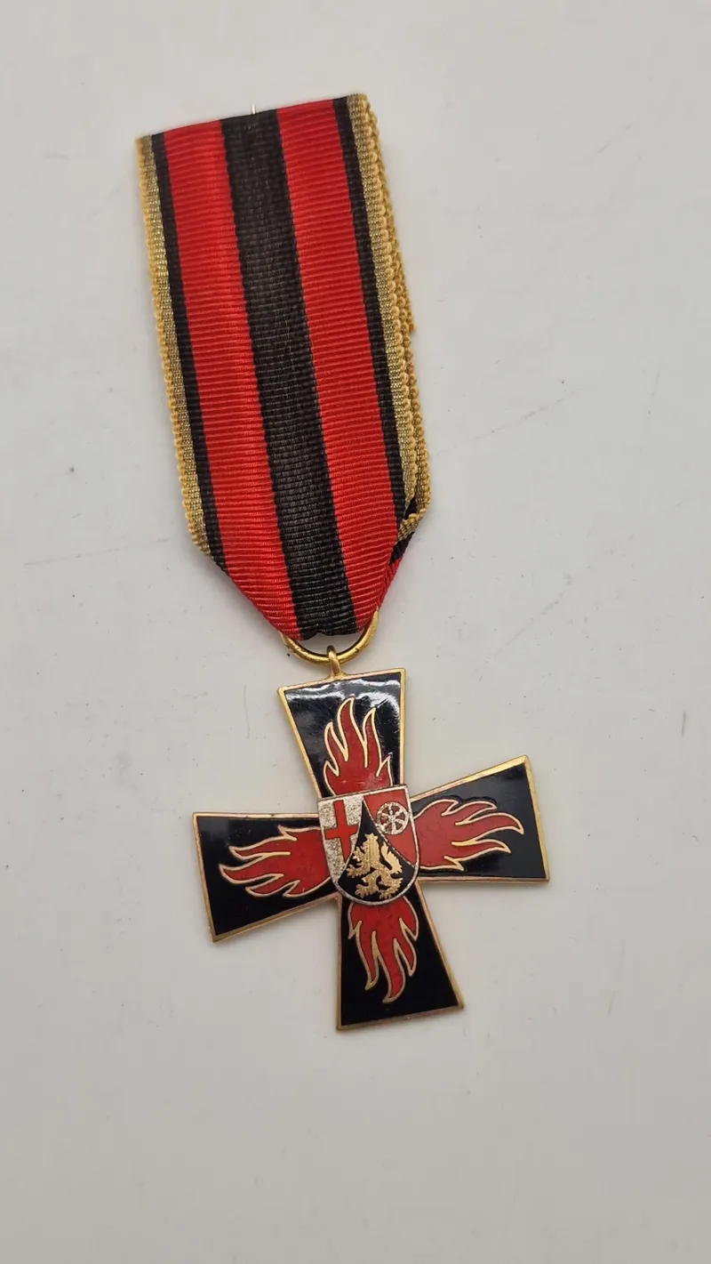 Tysk brandsikringshæderstegn (Feuerwehrehrenkreuz), specifikt fra delstaten Rheinland-Pfalz. Original