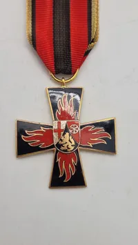 Tysk brandsikringshæderstegn (Feuerwehrehrenkreuz), specifikt fra delstaten Rheinland-Pfalz. Original