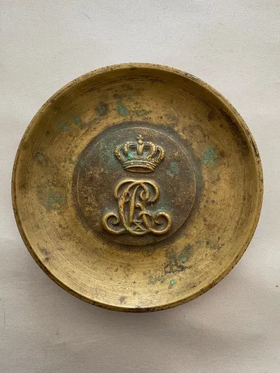 Original bronze skål/plakette med monogram fra Kong Christian X