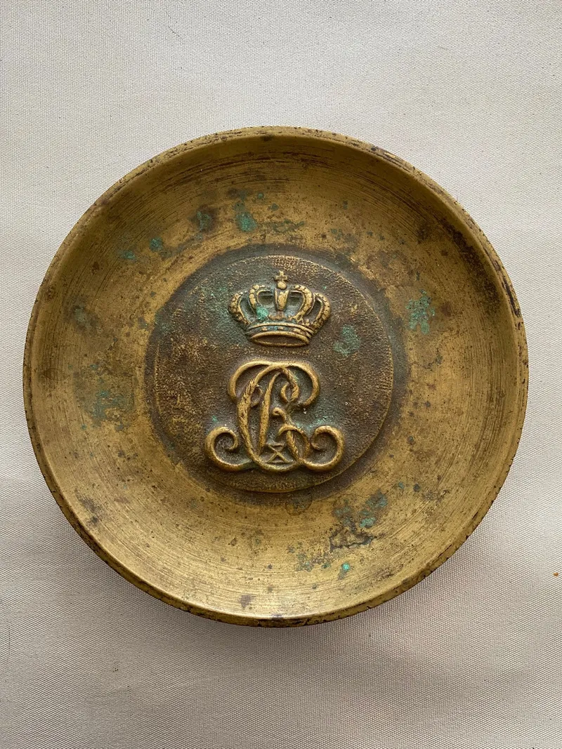 Original bronze skål/plakette med monogram fra Kong Christian X