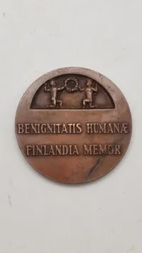 Finsk bronzemedalje fra 1946 med titlen “Benignitatis Humanae Finlandia Memor”.