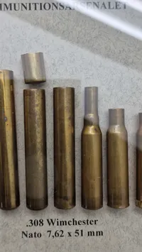 Display Ammunitionsarsenalet Trækstadier for 308. Winchester Nato 
7,62 x 51 mm samt løspatron. 32 x 20 Cm
