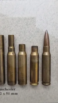 Display Ammunitionsarsenalet Trækstadier for 308. Winchester Nato 
7,62 x 51 mm samt løspatron. 32 x 20 Cm