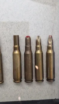 Display Ammunitionsarsenalet Trækstadier for 308. Winchester Nato 
7,62 x 51 mm samt løspatron. 32 x 20 Cm