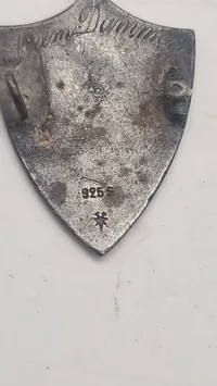 Emalje pin med rigsløve