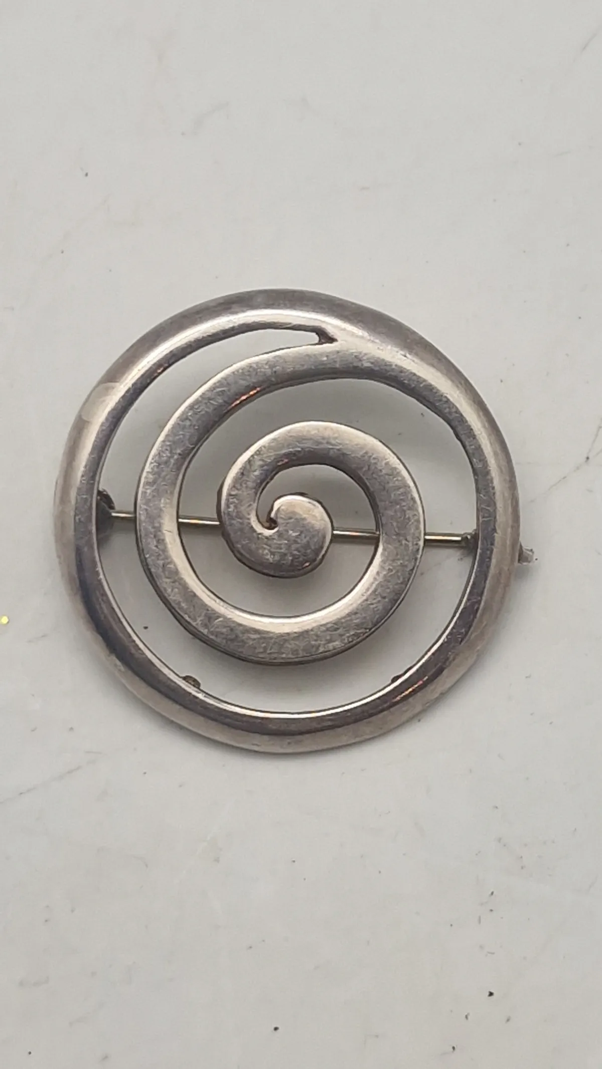 Broche af sterlingsølv. vægt 15,5 gram ( Smelt værdi alene 210 kr )