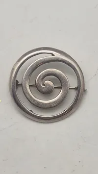 Broche af sterlingsølv. vægt 15,5 gram ( Smelt værdi alene 210 kr )