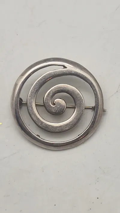Broche af sterlingsølv. vægt 15,5 gram ( Smelt værdi alene 210 kr )