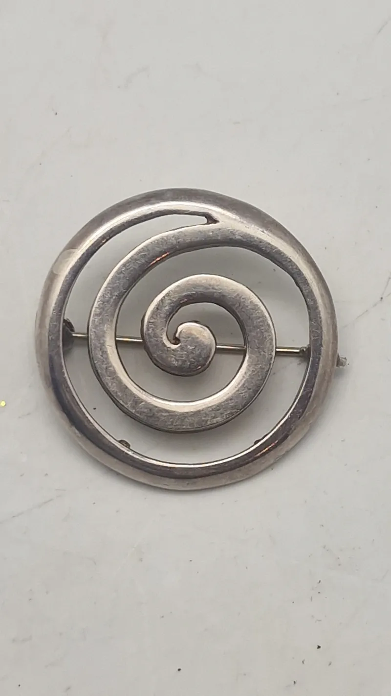 Broche af sterlingsølv. vægt 15,5 gram ( Smelt værdi alene 210 kr )