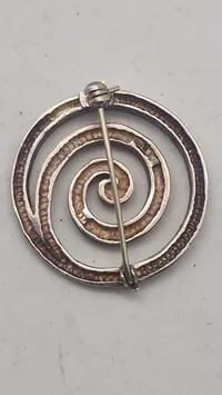 Broche af sterlingsølv. vægt 15,5 gram ( Smelt værdi alene 210 kr )