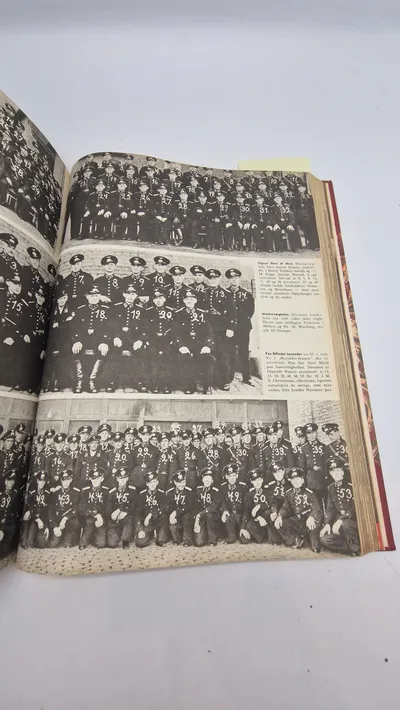 Samling indbundne Billed-Bladet 1945 med bl.a. hipo korpset