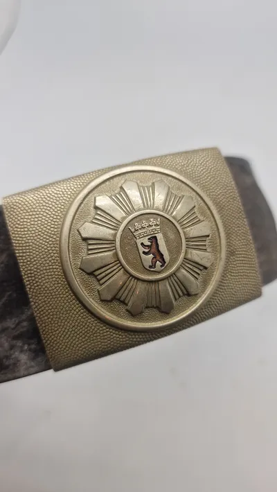 Bælte med spænde fra Vestberlins politi (Berliner Polizei). Original