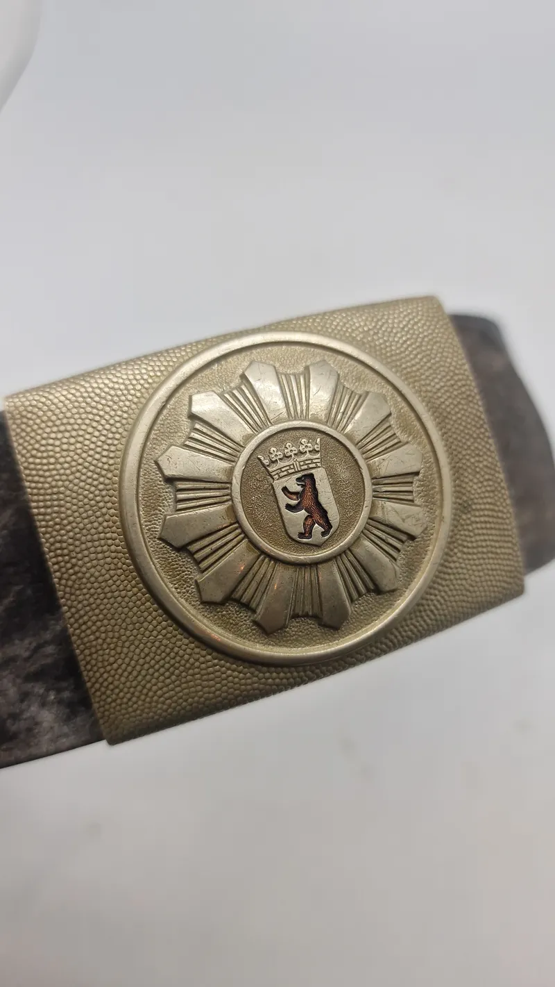 Bælte med spænde fra Vestberlins politi (Berliner Polizei). Original